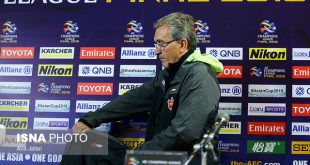 سرمربی پرسپولیس می‌گوید به بازیکنانش بابت تلاش‌شان در لیگ قهرمانان آسیا افتخار می‌کند.
