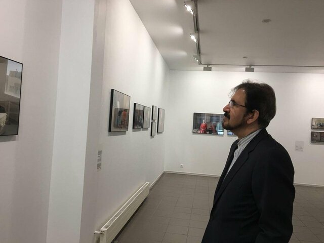 بازدید بهرام قاسمی از دومین نمایشگاه بین المللی ایران فتو در پاریس