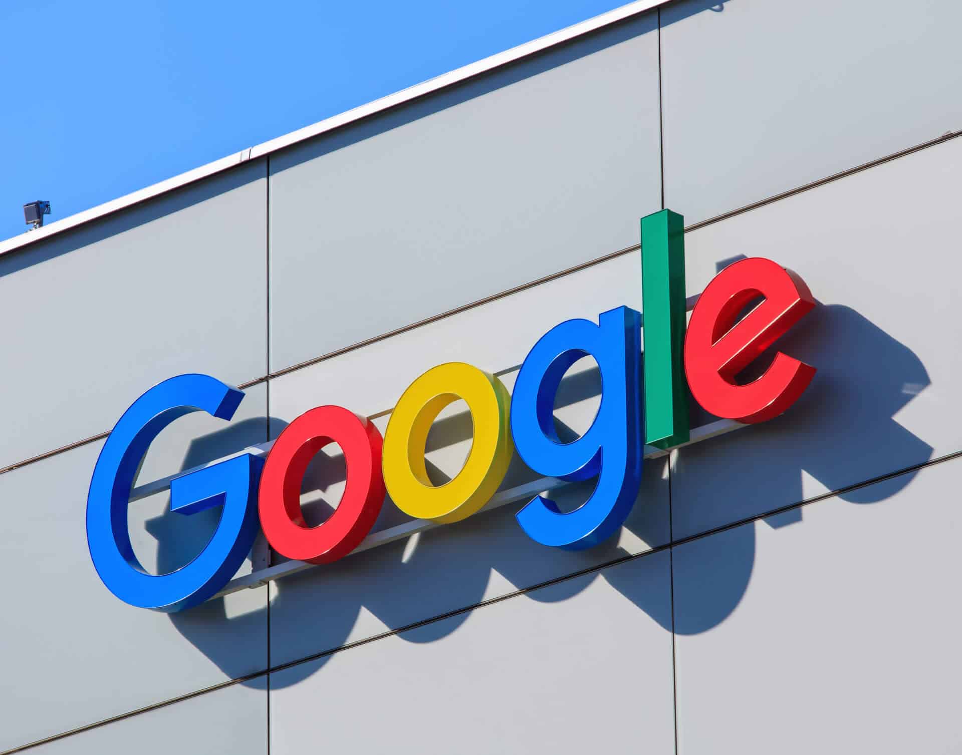 گوگل در دیوان دادگستری اروپا، آخرین تلاش برای لغو جریمه ضد انحصارطلبی ۲.۴۲ میلیارد یورویی (۲.۶ میلیارد دلار) اتحادیه اروپا که برای سوءاستفاده این شرکت آمریکایی از سرویس خریدش اعمال شده است را انجام داد.

